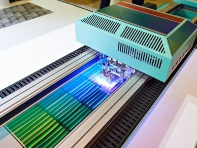 ¿Cuál es la diferencia entre la impresión UV y la serigrafía convencional?